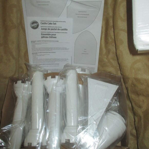 WILTON CASTLE CAKE TOPPER 32 PIECE SET BRAND NEW OPEN BOX & BONUS PRINCESS HAT - Picture 3 of 3